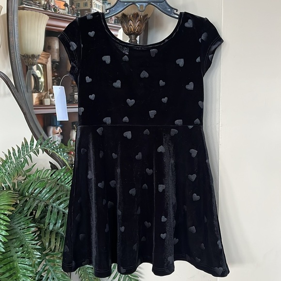 Brand New Wonder Kids Black Velvet Heart Short Sleeved Dress Scoop Neck Flare - Picture 5 of 8